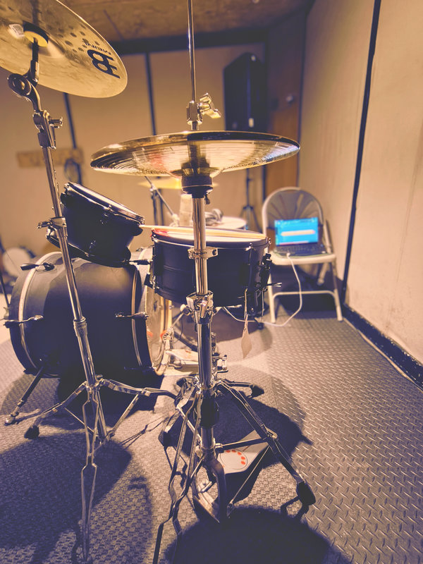 gone full DIY in pirate's cheapest rehearsal space to record drums with my 19-year-old mic & old…